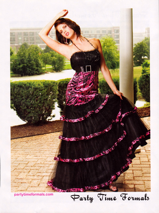 Illustration for article titled Hideous Dresses & Possible Deflowering: Seventeen Goes To The Prom